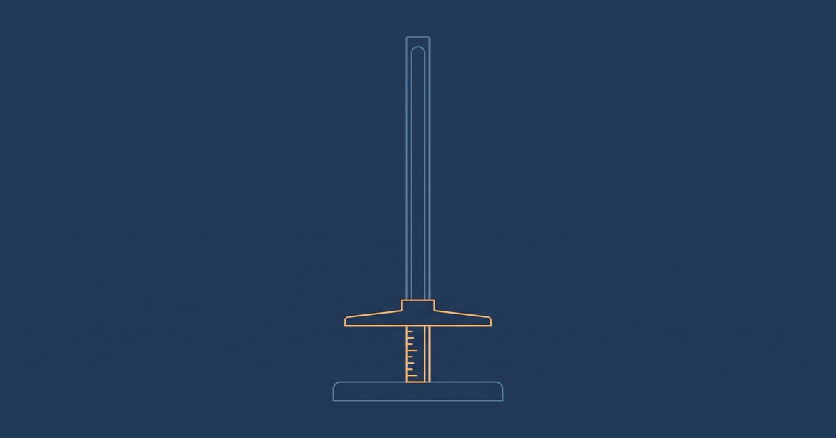 Ilustração editorial em linha fina sobre fundo azul-marinho mostrando um estadiômetro, o aparelho de medir altura do consultório: haste vertical vazada e alta em azul-claro tênue, base larga apoiada no chão e, bem embaixo, o braço horizontal deslizante destacado em âmbar junto com o pequeno trecho de escala abaixo dele. A parte iluminada é curta e a haste vazia acima dela é longa, sugerindo o quanto ainda falta medir. Sem pessoas, sem rostos, sem texto e sem embalagens de medicamento.