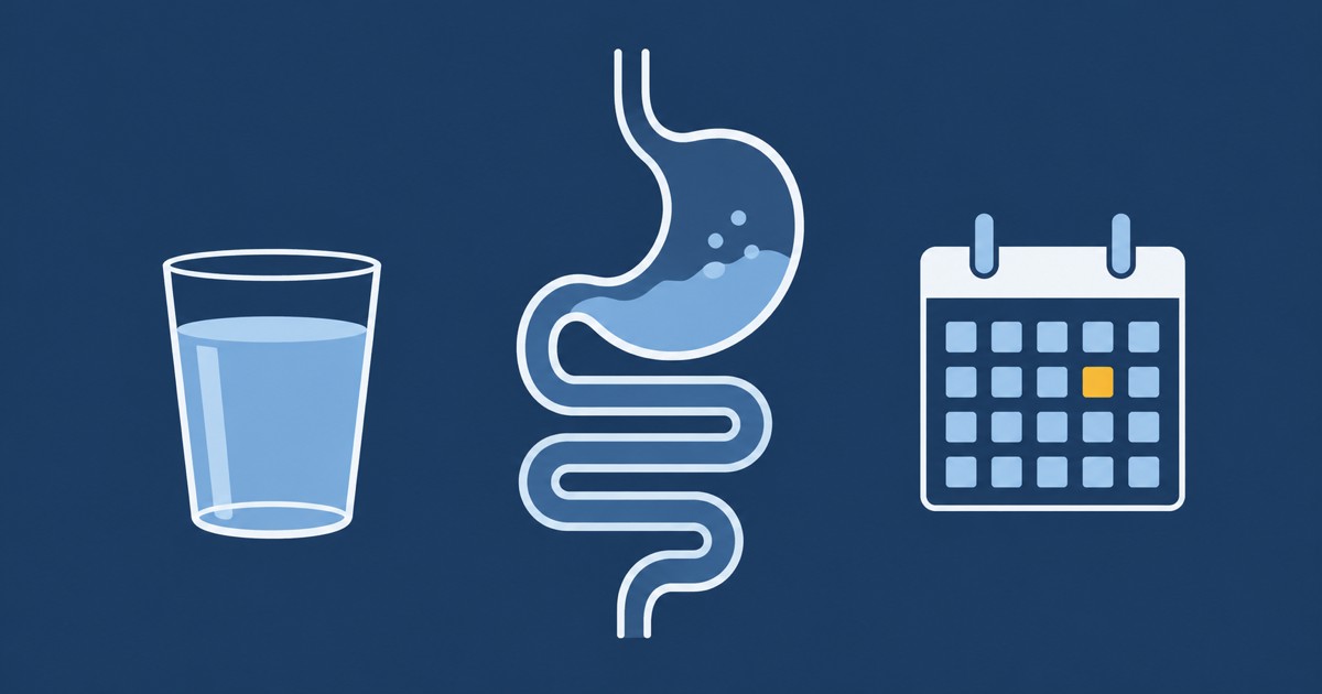 Ilustração plana em fundo azul-marinho com um copo de água à esquerda, o contorno de um estômago ligado ao intestino no centro e um calendário com um dia destacado em dourado à direita.