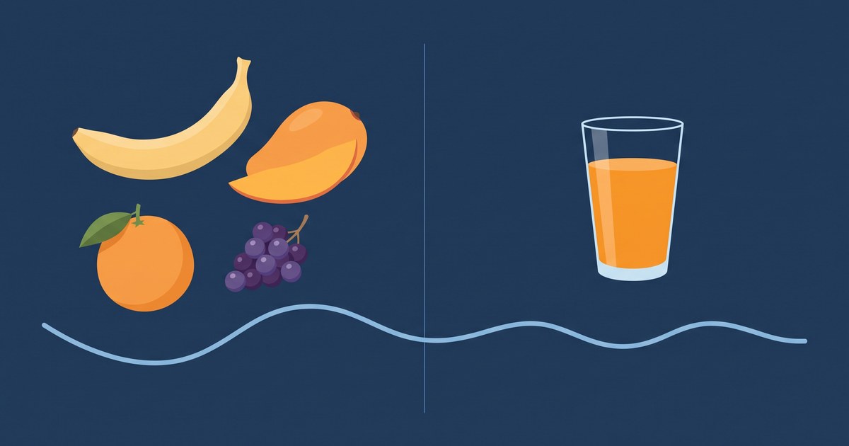 Ilustração em fundo azul-marinho: à esquerda, uma banana, uma fatia de manga, uma laranja inteira e um cacho de uva; à direita, um copo de suco separado por uma linha; no centro, uma curva de glicose suave.