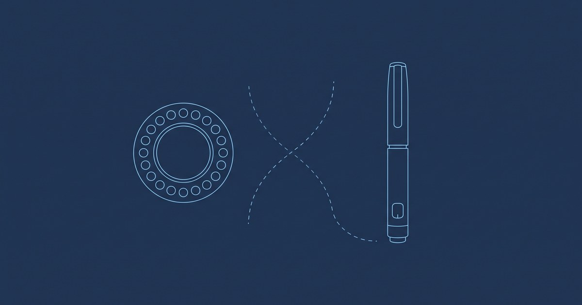 Ilustração editorial em linhas finas azul-claro sobre fundo azul-marinho: à esquerda o contorno de uma cartela circular de pílulas, à direita o contorno de uma caneta injetável genérica, e entre as duas uma linha tracejada em forma de ampulheta. Sem texto, sem pessoas, sem marcas.